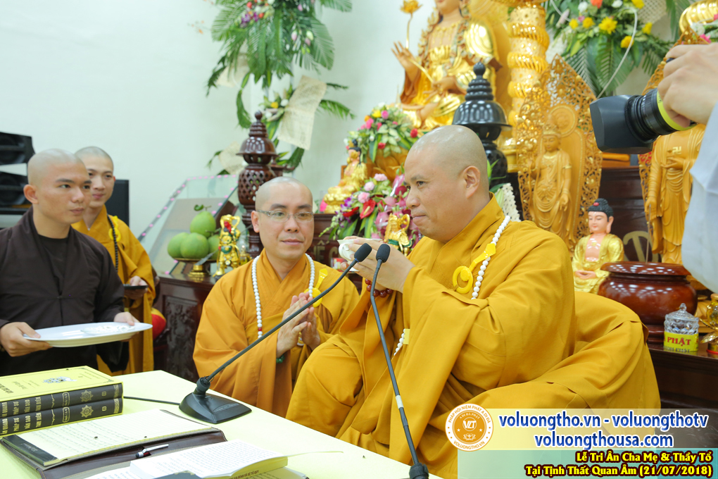 hinh-anh-le-tri-an-ong-ba-cha-me-va-su-truong-ngay-21-7-2018-chua-quan-the-am-duc-trong-lam-dong-39.jpg