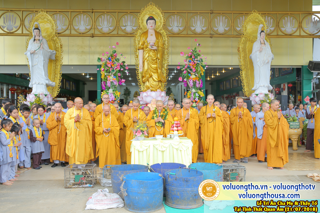 hinh-anh-le-tri-an-ong-ba-cha-me-va-su-truong-ngay-21-7-2018-chua-quan-the-am-duc-trong-lam-dong-4.jpg