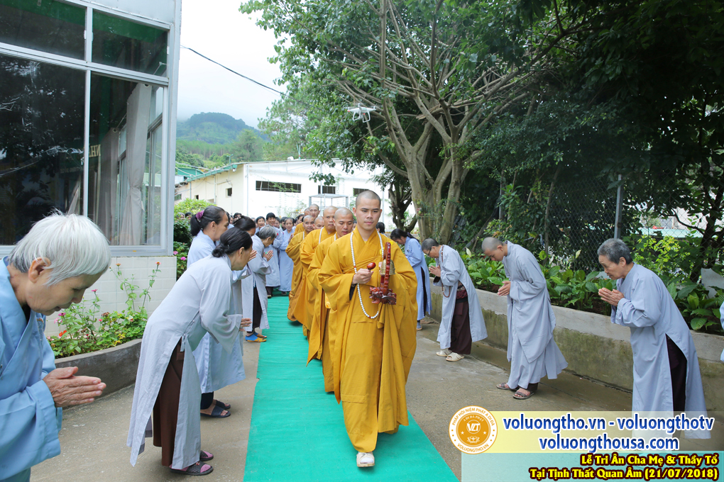 hinh-anh-le-tri-an-ong-ba-cha-me-va-su-truong-ngay-21-7-2018-chua-quan-the-am-duc-trong-lam-dong-40.jpg