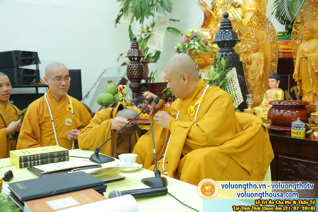 hinh-anh-le-tri-an-ong-ba-cha-me-va-su-truong-ngay-21-7-2018-chua-quan-the-am-duc-trong-lam-dong-41.jpg
