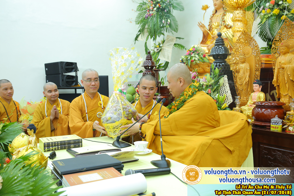 hinh-anh-le-tri-an-ong-ba-cha-me-va-su-truong-ngay-21-7-2018-chua-quan-the-am-duc-trong-lam-dong-43.jpg