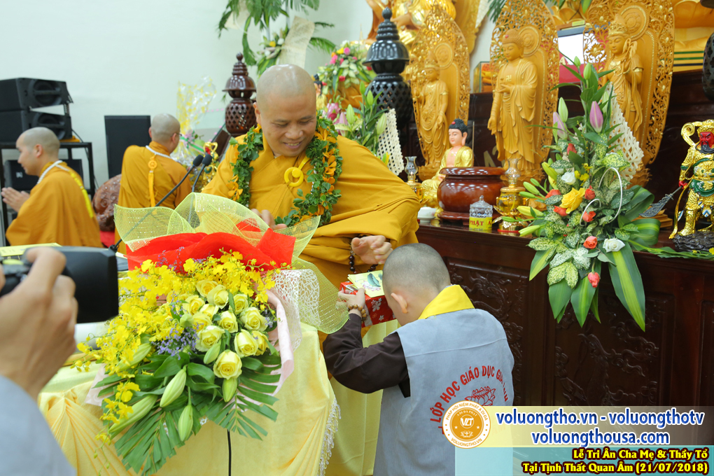 hinh-anh-le-tri-an-ong-ba-cha-me-va-su-truong-ngay-21-7-2018-chua-quan-the-am-duc-trong-lam-dong-45.jpg