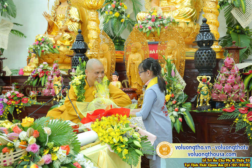 hinh-anh-le-tri-an-ong-ba-cha-me-va-su-truong-ngay-21-7-2018-chua-quan-the-am-duc-trong-lam-dong-47.jpg