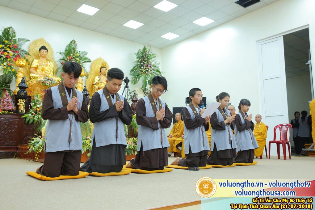 hinh-anh-le-tri-an-ong-ba-cha-me-va-su-truong-ngay-21-7-2018-chua-quan-the-am-duc-trong-lam-dong-48.jpg
