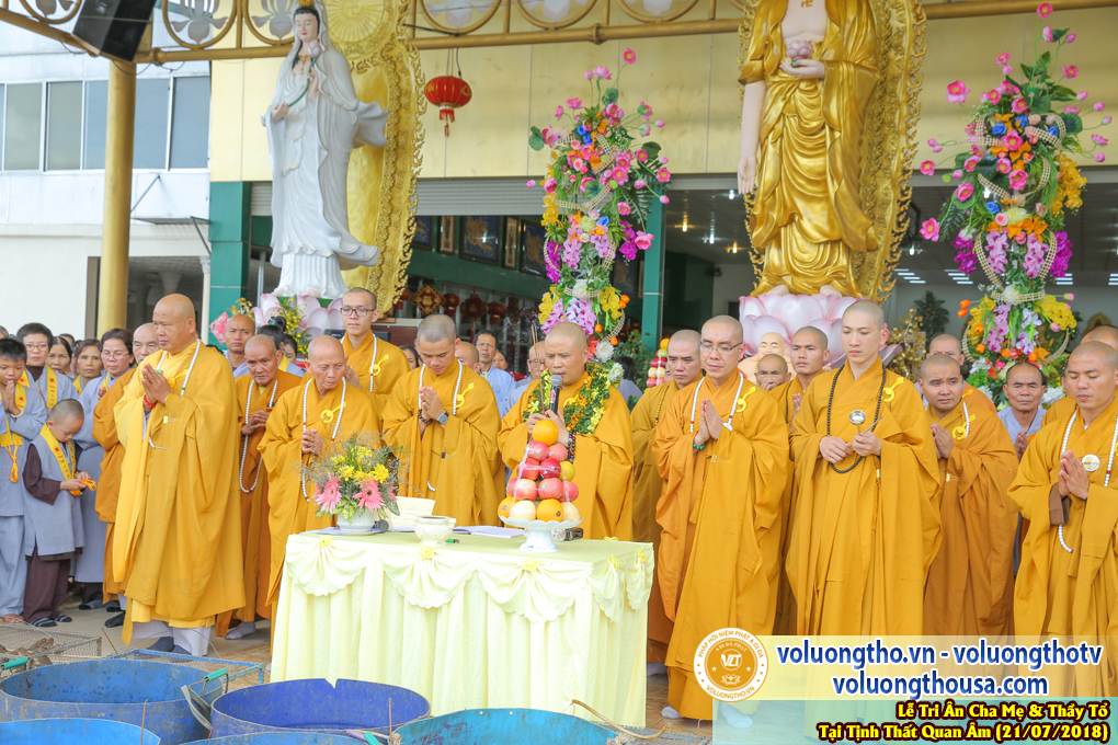 hinh-anh-le-tri-an-ong-ba-cha-me-va-su-truong-ngay-21-7-2018-chua-quan-the-am-duc-trong-lam-dong-5.jpg