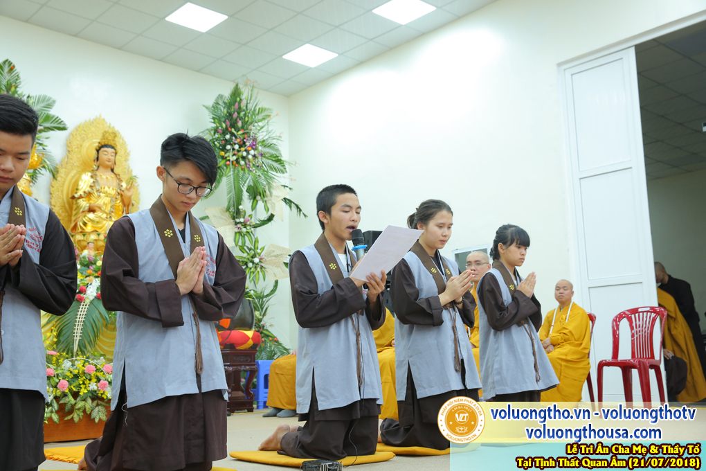 hinh-anh-le-tri-an-ong-ba-cha-me-va-su-truong-ngay-21-7-2018-chua-quan-the-am-duc-trong-lam-dong-50.jpg