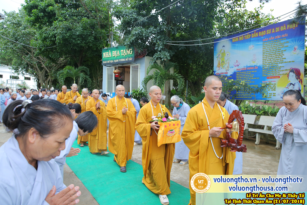 hinh-anh-le-tri-an-ong-ba-cha-me-va-su-truong-ngay-21-7-2018-chua-quan-the-am-duc-trong-lam-dong-51.jpg