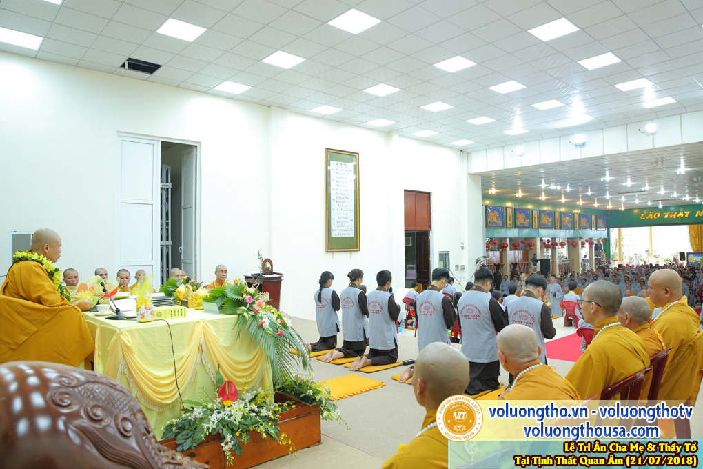 hinh-anh-le-tri-an-ong-ba-cha-me-va-su-truong-ngay-21-7-2018-chua-quan-the-am-duc-trong-lam-dong-52.jpg
