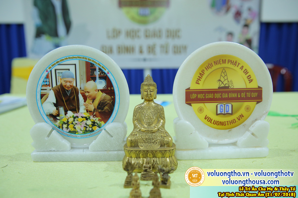 hinh-anh-le-tri-an-ong-ba-cha-me-va-su-truong-ngay-21-7-2018-chua-quan-the-am-duc-trong-lam-dong-57.jpg