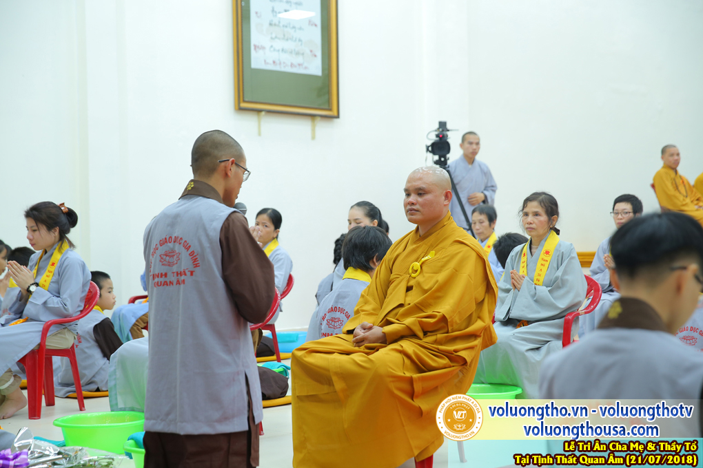 hinh-anh-le-tri-an-ong-ba-cha-me-va-su-truong-ngay-21-7-2018-chua-quan-the-am-duc-trong-lam-dong-58.jpg