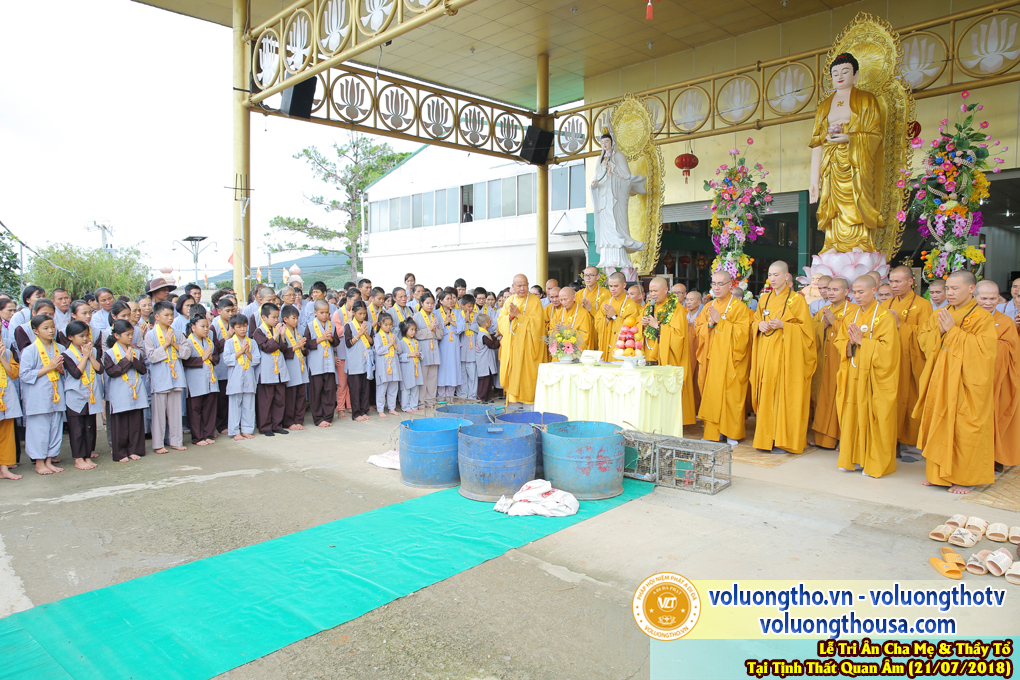 hinh-anh-le-tri-an-ong-ba-cha-me-va-su-truong-ngay-21-7-2018-chua-quan-the-am-duc-trong-lam-dong-6.jpg