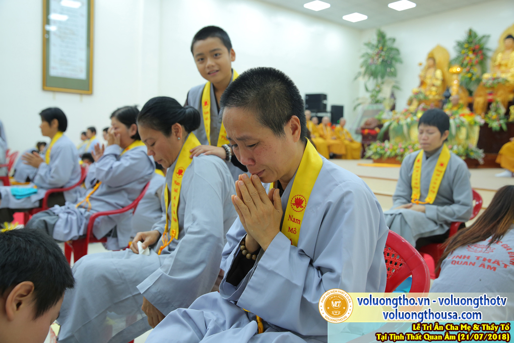 hinh-anh-le-tri-an-ong-ba-cha-me-va-su-truong-ngay-21-7-2018-chua-quan-the-am-duc-trong-lam-dong-60.jpg