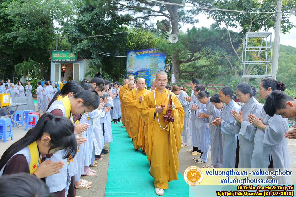 hinh-anh-le-tri-an-ong-ba-cha-me-va-su-truong-ngay-21-7-2018-chua-quan-the-am-duc-trong-lam-dong-62.jpg