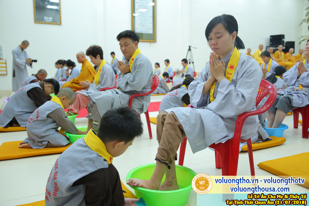 hinh-anh-le-tri-an-ong-ba-cha-me-va-su-truong-ngay-21-7-2018-chua-quan-the-am-duc-trong-lam-dong-64.jpg