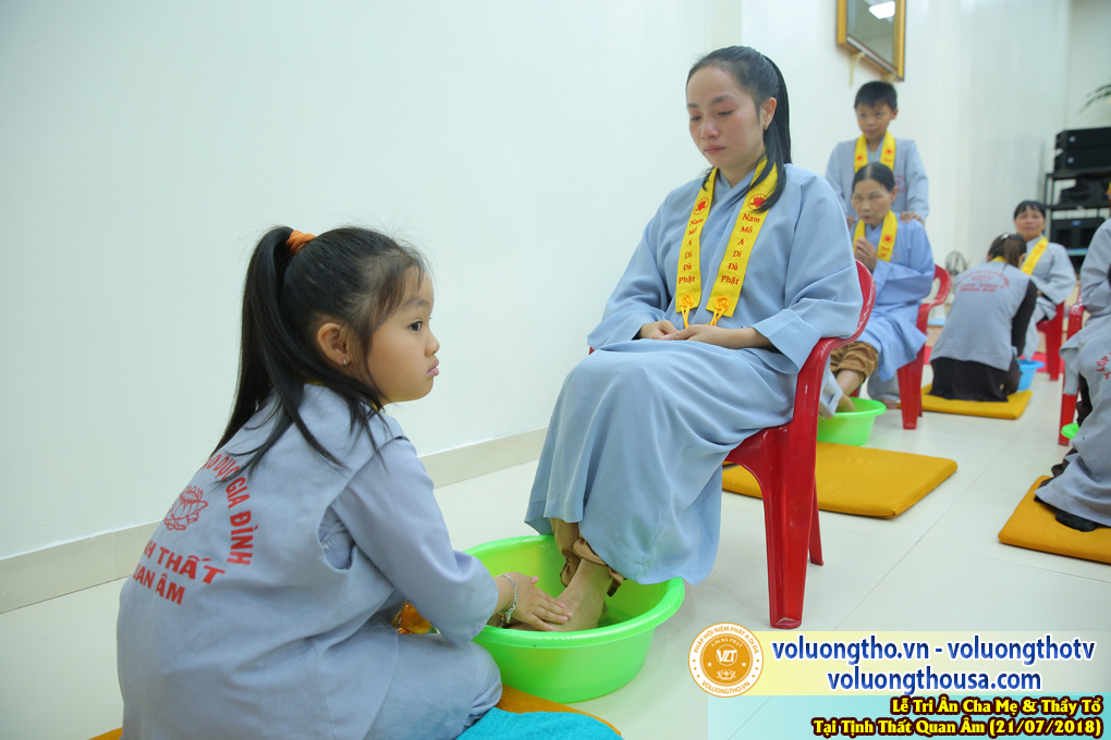 hinh-anh-le-tri-an-ong-ba-cha-me-va-su-truong-ngay-21-7-2018-chua-quan-the-am-duc-trong-lam-dong-68.jpg