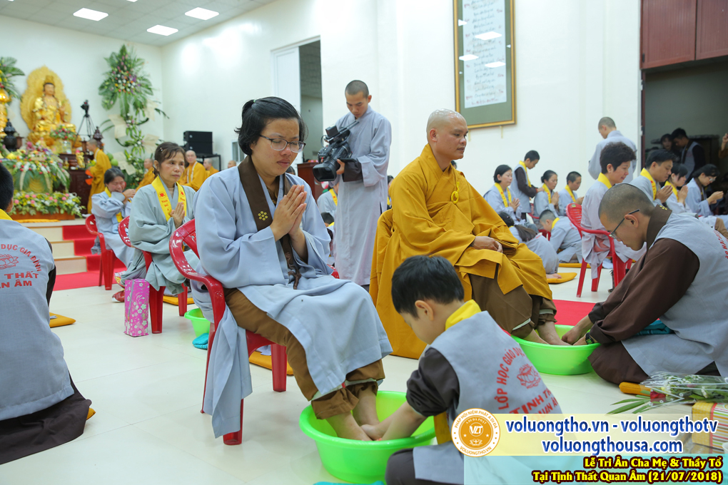 hinh-anh-le-tri-an-ong-ba-cha-me-va-su-truong-ngay-21-7-2018-chua-quan-the-am-duc-trong-lam-dong-69.jpg