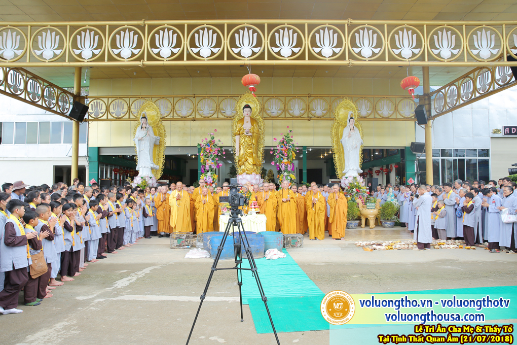 hinh-anh-le-tri-an-ong-ba-cha-me-va-su-truong-ngay-21-7-2018-chua-quan-the-am-duc-trong-lam-dong-7.jpg