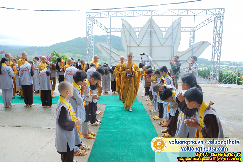hinh-anh-le-tri-an-ong-ba-cha-me-va-su-truong-ngay-21-7-2018-chua-quan-the-am-duc-trong-lam-dong-73.jpg