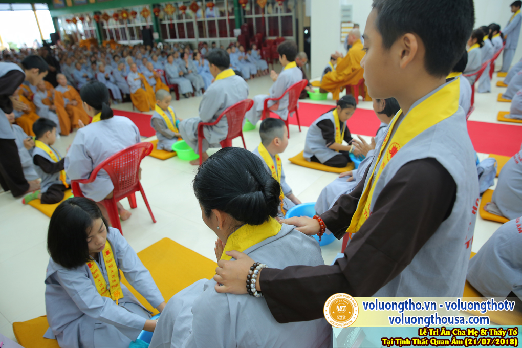 hinh-anh-le-tri-an-ong-ba-cha-me-va-su-truong-ngay-21-7-2018-chua-quan-the-am-duc-trong-lam-dong-74.jpg
