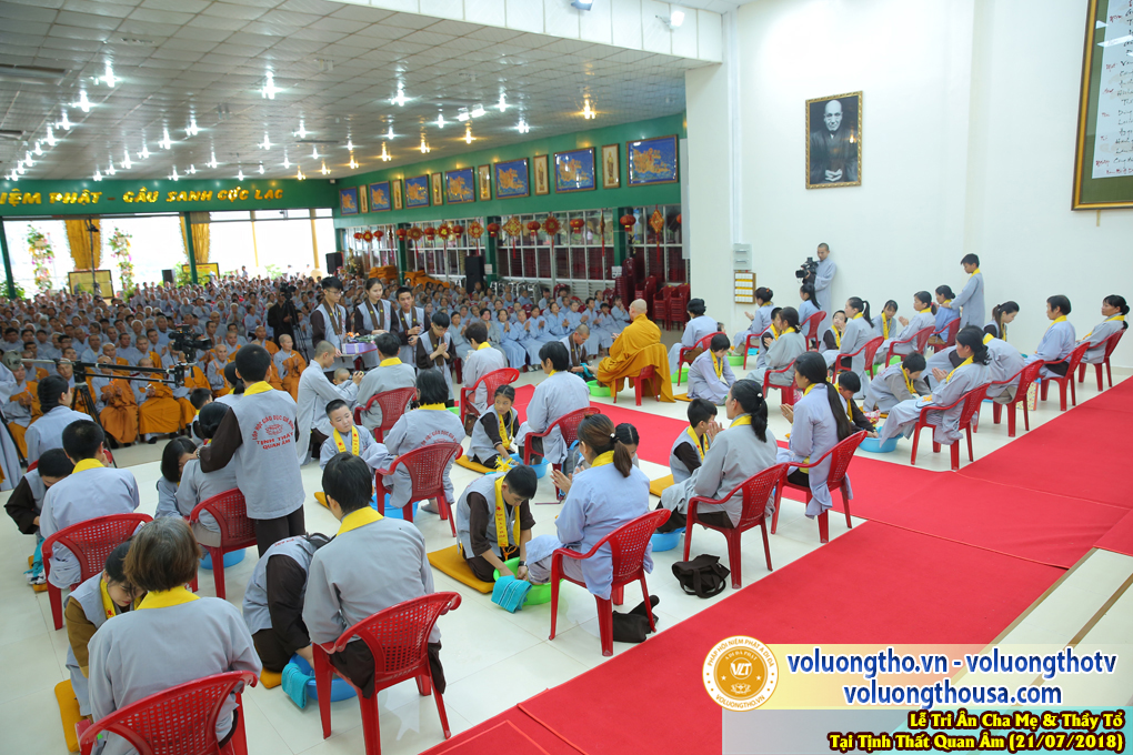 hinh-anh-le-tri-an-ong-ba-cha-me-va-su-truong-ngay-21-7-2018-chua-quan-the-am-duc-trong-lam-dong-75.jpg