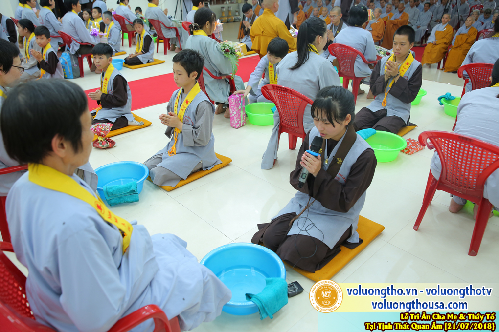 hinh-anh-le-tri-an-ong-ba-cha-me-va-su-truong-ngay-21-7-2018-chua-quan-the-am-duc-trong-lam-dong-79.jpg