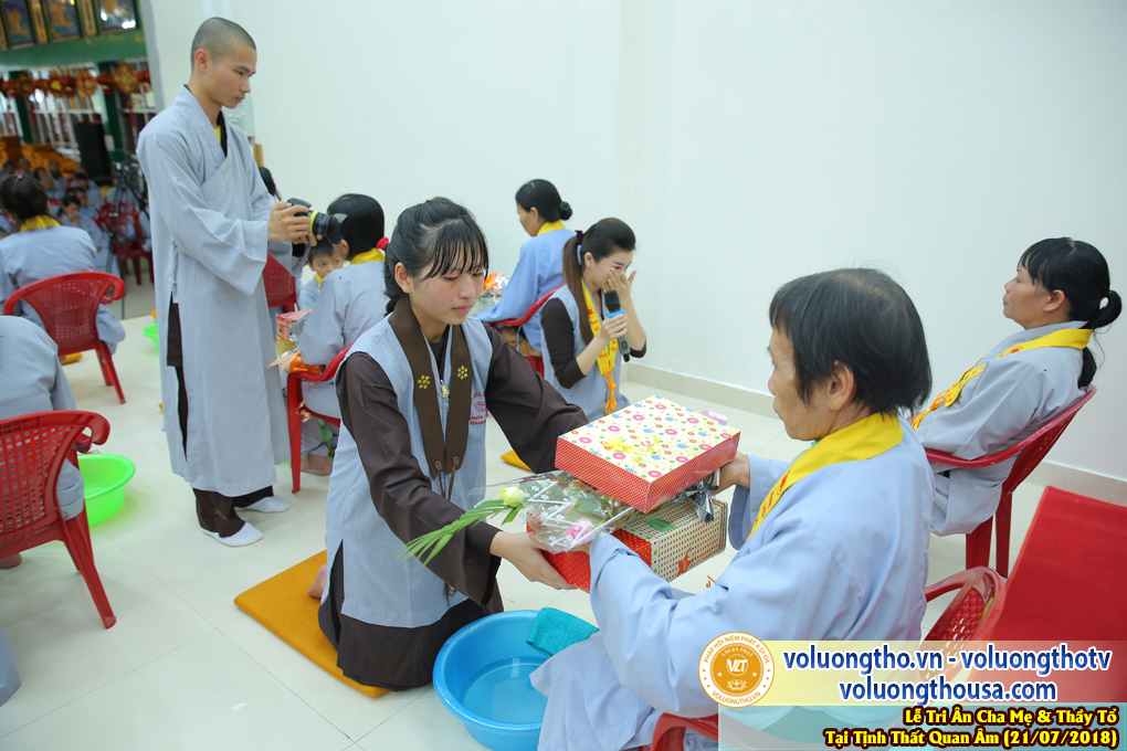 hinh-anh-le-tri-an-ong-ba-cha-me-va-su-truong-ngay-21-7-2018-chua-quan-the-am-duc-trong-lam-dong-82.jpg