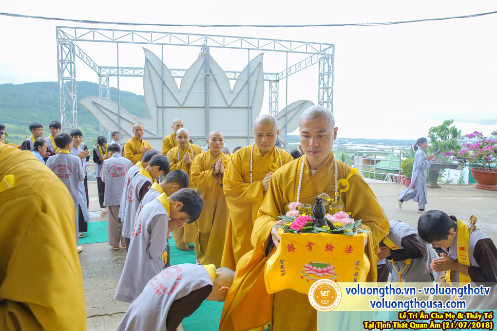 hinh-anh-le-tri-an-ong-ba-cha-me-va-su-truong-ngay-21-7-2018-chua-quan-the-am-duc-trong-lam-dong-84.jpg