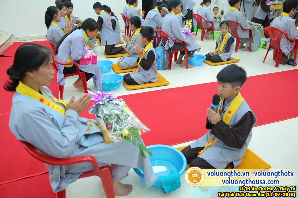 hinh-anh-le-tri-an-ong-ba-cha-me-va-su-truong-ngay-21-7-2018-chua-quan-the-am-duc-trong-lam-dong-85.jpg