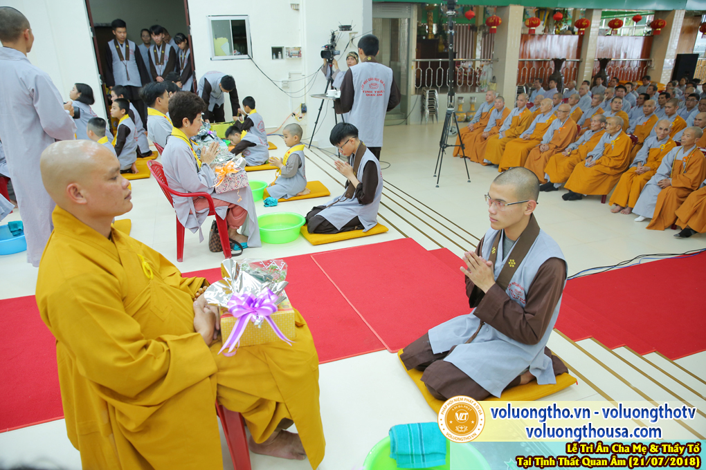 hinh-anh-le-tri-an-ong-ba-cha-me-va-su-truong-ngay-21-7-2018-chua-quan-the-am-duc-trong-lam-dong-86.jpg