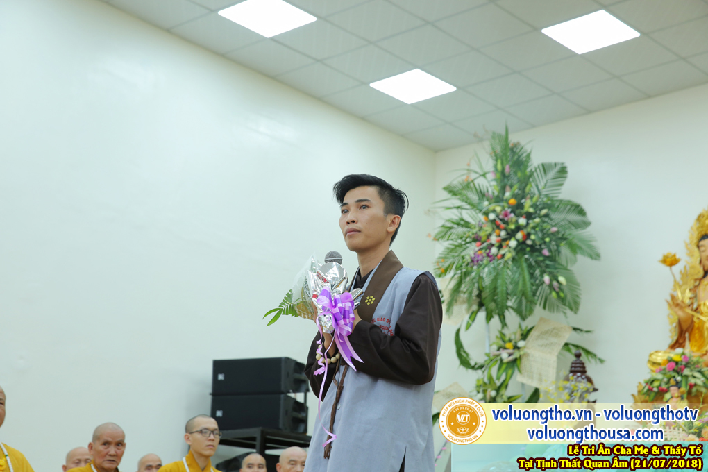 hinh-anh-le-tri-an-ong-ba-cha-me-va-su-truong-ngay-21-7-2018-chua-quan-the-am-duc-trong-lam-dong-89.jpg