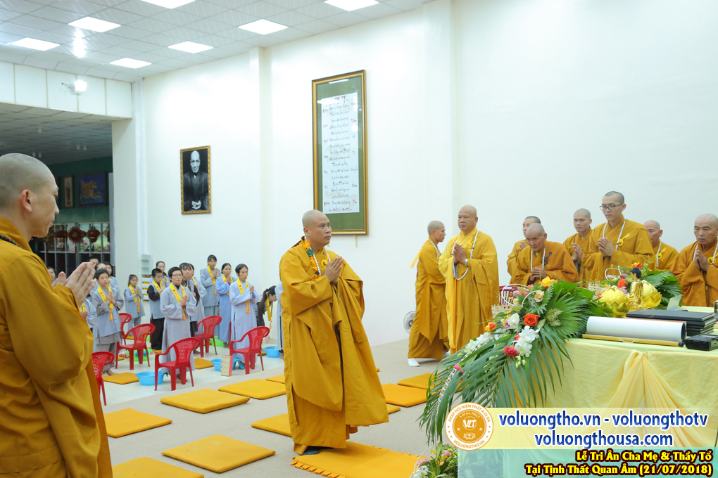 hinh-anh-le-tri-an-ong-ba-cha-me-va-su-truong-ngay-21-7-2018-chua-quan-the-am-duc-trong-lam-dong-9.jpg