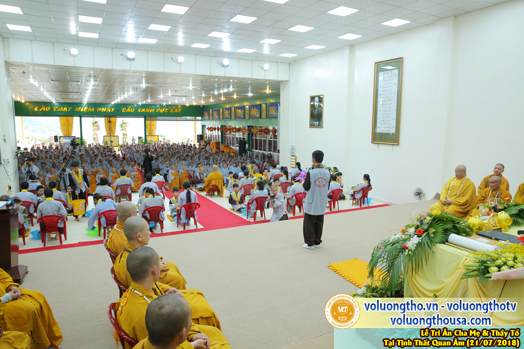 hinh-anh-le-tri-an-ong-ba-cha-me-va-su-truong-ngay-21-7-2018-chua-quan-the-am-duc-trong-lam-dong-90.jpg