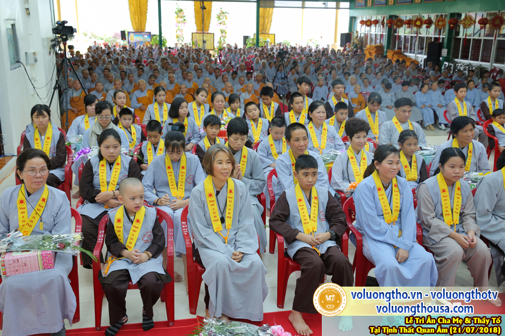 hinh-anh-le-tri-an-ong-ba-cha-me-va-su-truong-ngay-21-7-2018-chua-quan-the-am-duc-trong-lam-dong-94.jpg