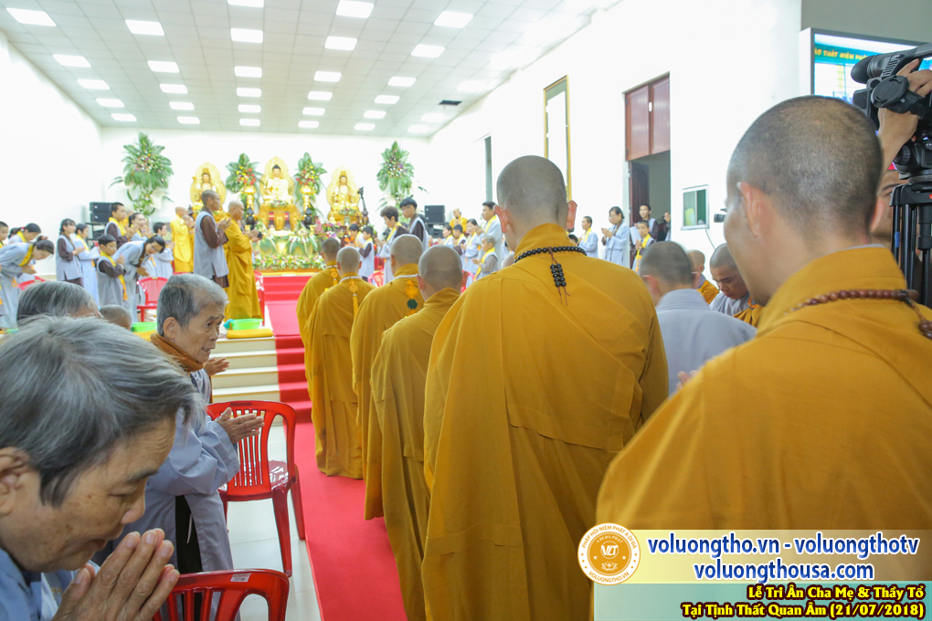 hinh-anh-le-tri-an-ong-ba-cha-me-va-su-truong-ngay-21-7-2018-chua-quan-the-am-duc-trong-lam-dong-95.jpg