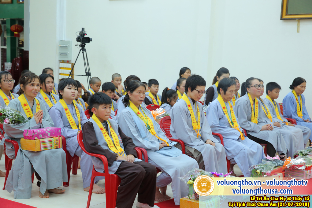 hinh-anh-le-tri-an-ong-ba-cha-me-va-su-truong-ngay-21-7-2018-chua-quan-the-am-duc-trong-lam-dong-96.jpg