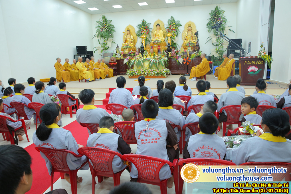 hinh-anh-le-tri-an-ong-ba-cha-me-va-su-truong-ngay-21-7-2018-chua-quan-the-am-duc-trong-lam-dong-97.jpg