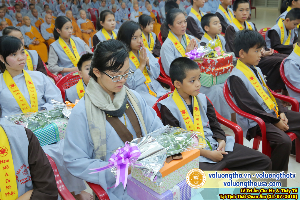 hinh-anh-le-tri-an-ong-ba-cha-me-va-su-truong-ngay-21-7-2018-chua-quan-the-am-duc-trong-lam-dong-98.jpg