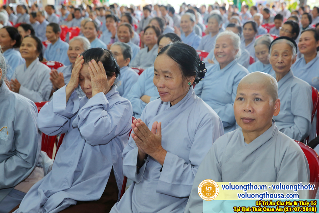 hinh-anh-le-tri-an-ong-ba-cha-me-va-su-truong-ngay-21-7-2018-chua-quan-the-am-duc-trong-lam-dong-99.jpg