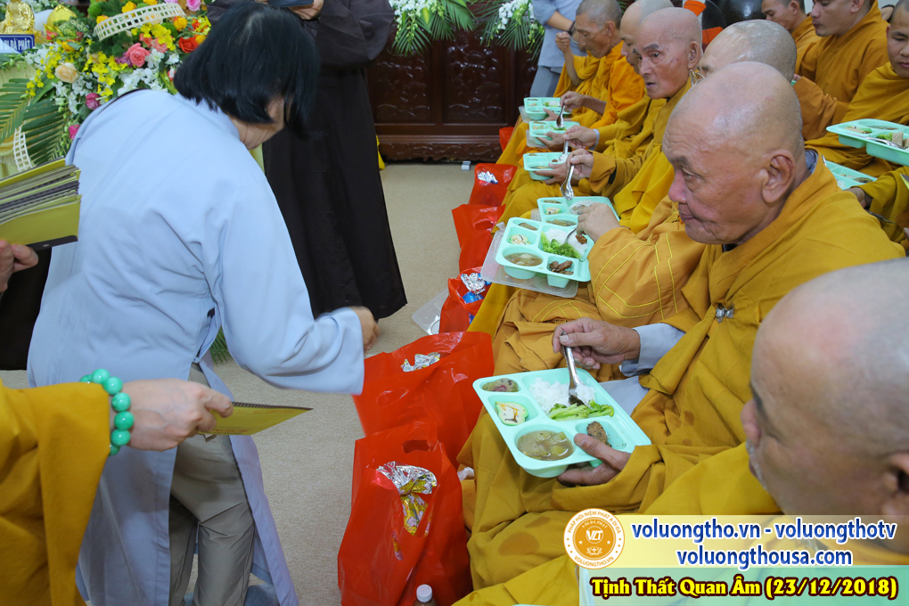 hinh-anh-le-via-duc-phat-a-di-da-tai-chua-quan-the-am-ngay-17-11-mau-tuat-chua-quan-the-am-duc-trong-lam-dong-19.jpg