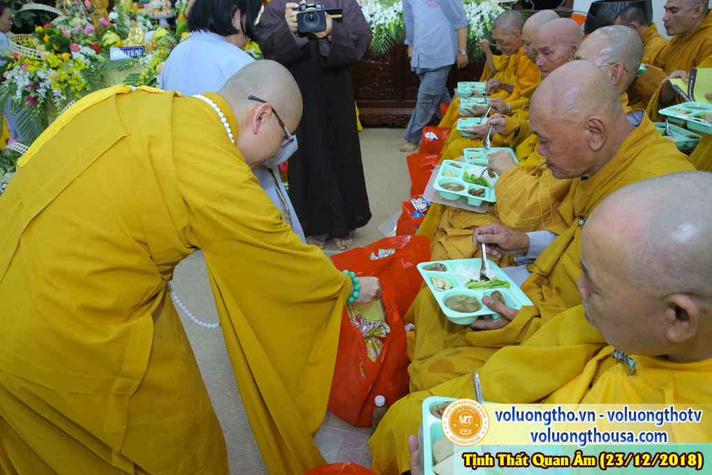 hinh-anh-le-via-duc-phat-a-di-da-tai-chua-quan-the-am-ngay-17-11-mau-tuat-chua-quan-the-am-duc-trong-lam-dong-20.jpg