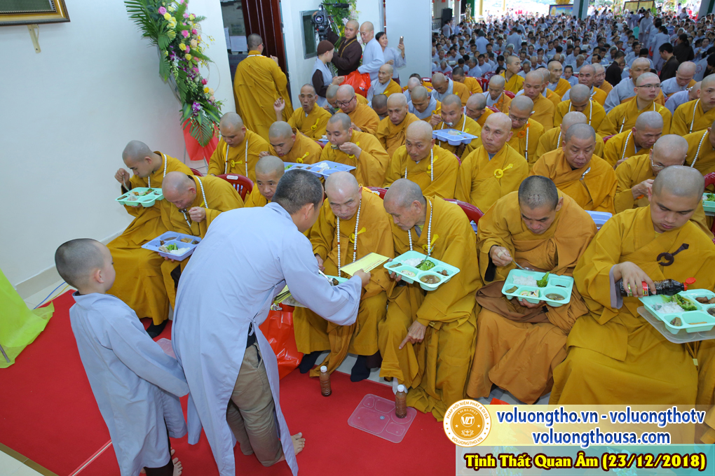 hinh-anh-le-via-duc-phat-a-di-da-tai-chua-quan-the-am-ngay-17-11-mau-tuat-chua-quan-the-am-duc-trong-lam-dong-22.jpg