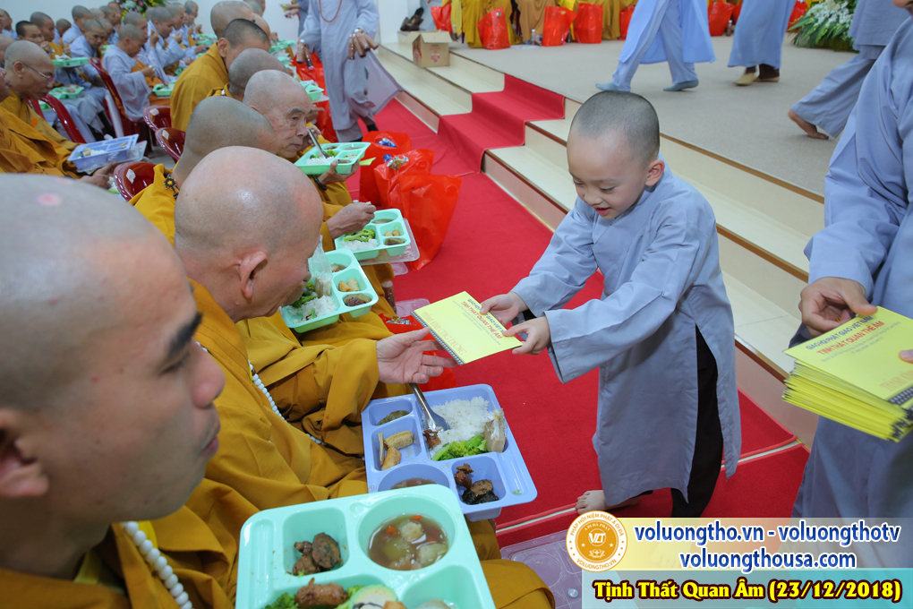 hinh-anh-le-via-duc-phat-a-di-da-tai-chua-quan-the-am-ngay-17-11-mau-tuat-chua-quan-the-am-duc-trong-lam-dong-24.jpg