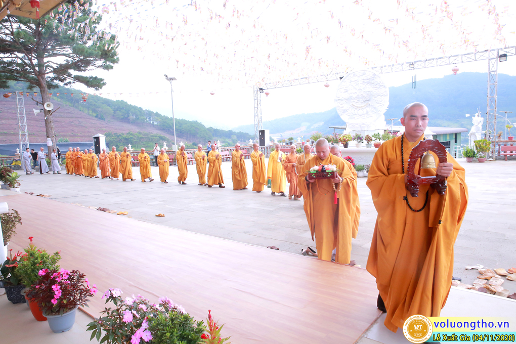 hinh-anh-le-xuat-gia-ngay-04-11-2020-19-09-canh-ty-chua-quan-the-am-duc-trong-lam-dong-12.jpg