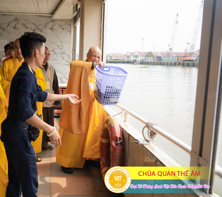 hinh-anh-phong-sanh-tai-ben-bach-dang-lan-4-ngay-10-12-2023-chua-quan-the-am-duc-trong-lam-dong-127.jpg