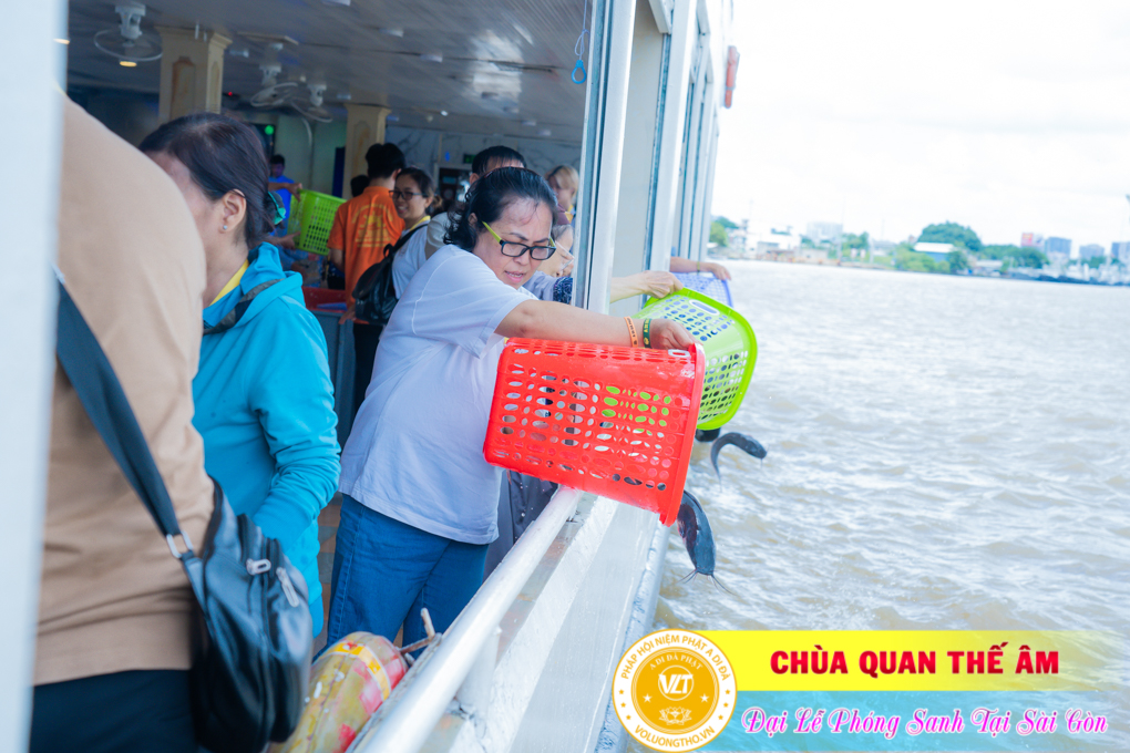 hinh-anh-phong-sanh-tai-ben-bach-dang-ngay-14-08-2023-chua-quan-the-am-duc-trong-lam-dong-100.jpg