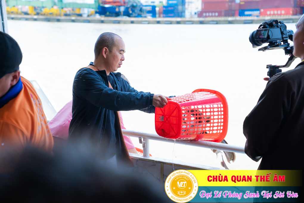 hinh-anh-phong-sanh-tai-ben-bach-dang-ngay-14-08-2023-chua-quan-the-am-duc-trong-lam-dong-95.jpg