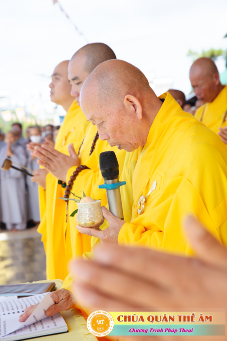 hinh-anh-su-phu-khai-thi-nhung-loi-day-cua-to-su-an-quang-ngay-17-05-2022-chua-quan-the-am-duc-trong-lam-dong-3.jpg