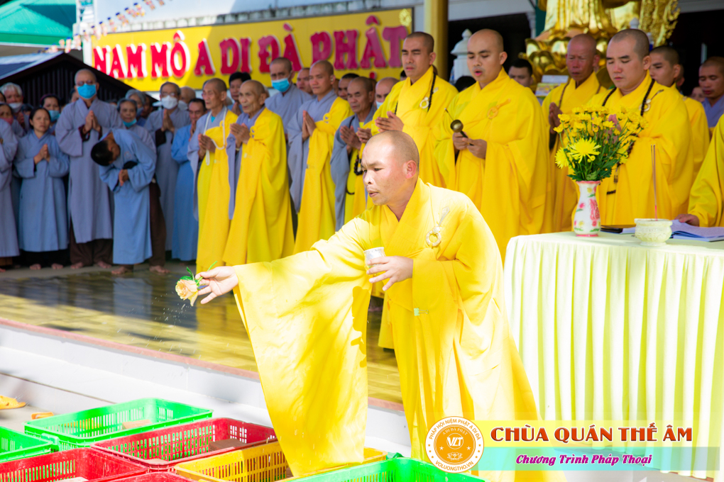 hinh-anh-su-phu-khai-thi-nhung-loi-day-cua-to-su-an-quang-ngay-17-05-2022-chua-quan-the-am-duc-trong-lam-dong-8.jpg