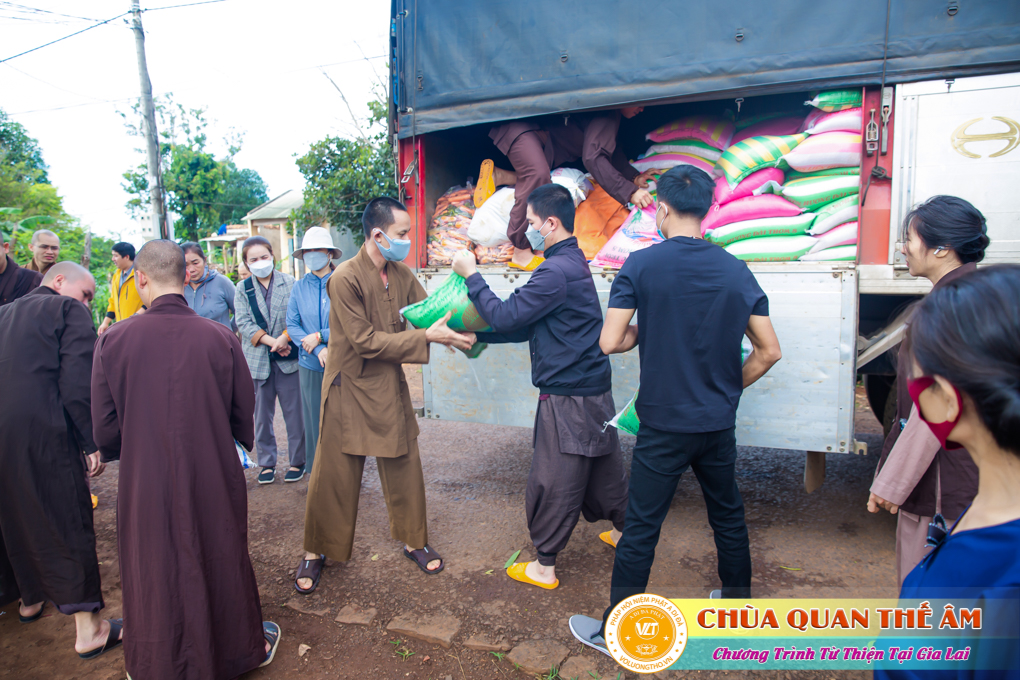 hinh-anh-tang-qua-cho-benh-nhan-phong-tai-tinh-gia-lai-ngay-03-05-06-2022-phan-1-chua-quan-the-am-duc-trong-lam-dong-13.jpg