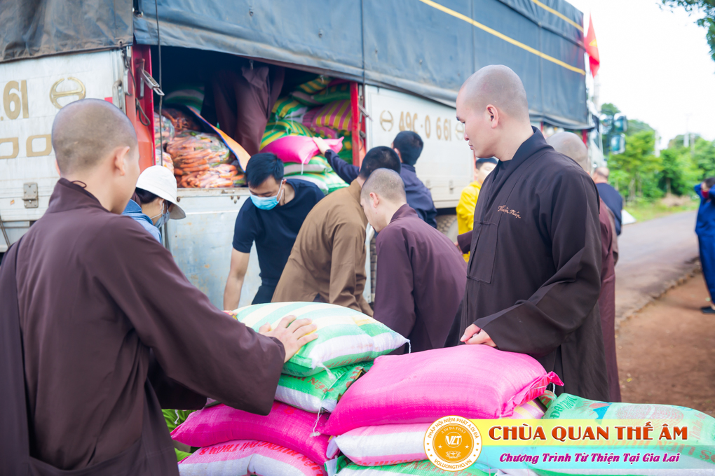 hinh-anh-tang-qua-cho-benh-nhan-phong-tai-tinh-gia-lai-ngay-03-05-06-2022-phan-1-chua-quan-the-am-duc-trong-lam-dong-17.jpg
